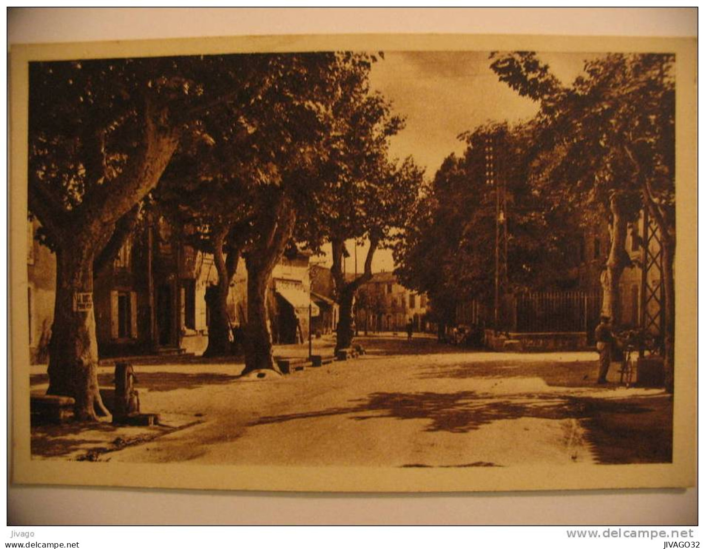 SALLELES-D'AUDE  :  La Place du Portail