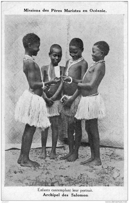 ARCHIPEL DES SALOMONS enfants et miroir beau plan