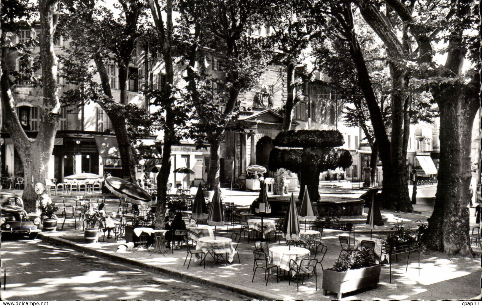 Salon de Provence CPA La fontaine Moussue et la place Croussillat