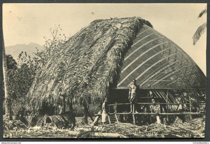 Samoa, Putting Thatch on Roof of Samoa Fale, postcard Tattersall's real photo