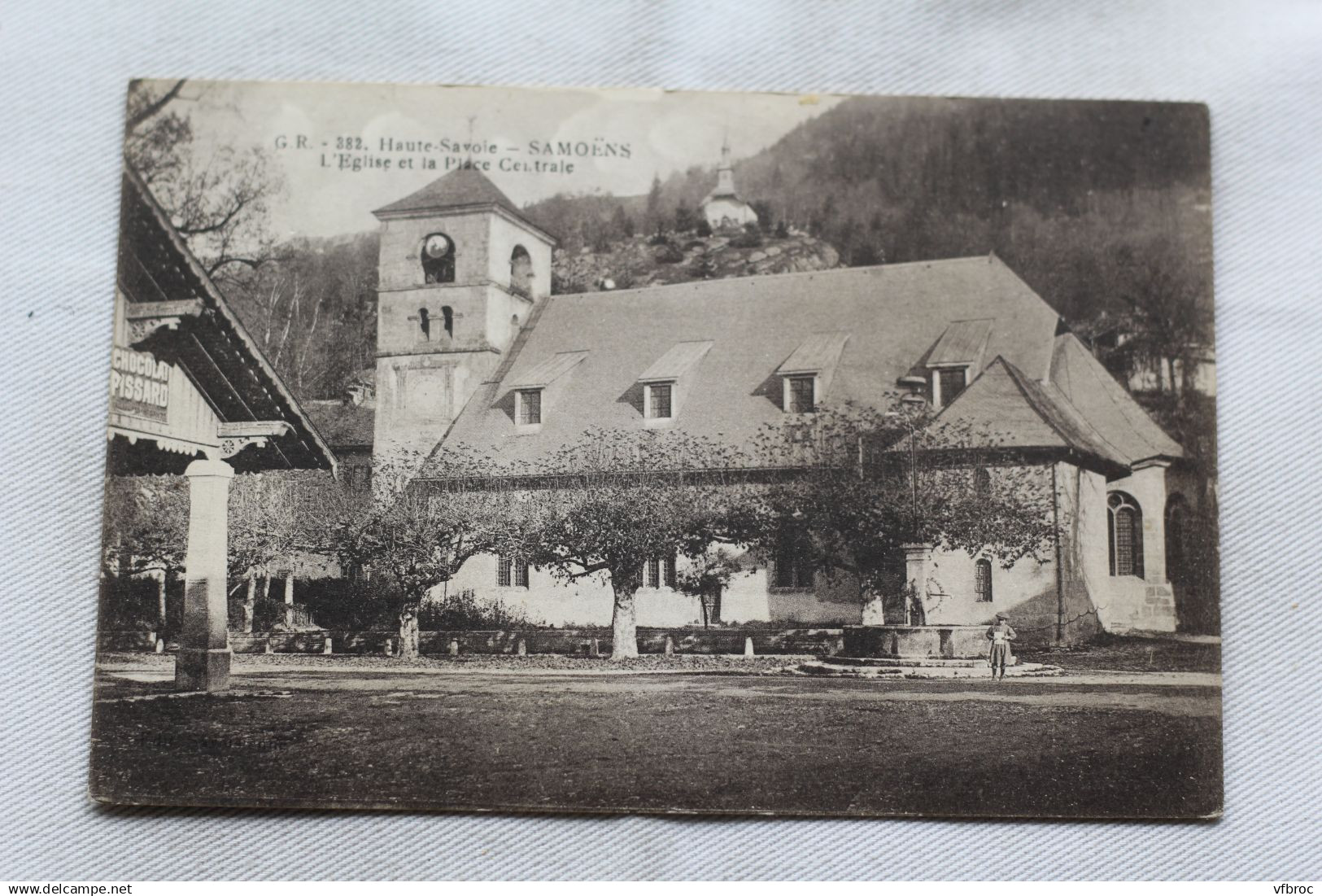 Samoens, l'église et la place centrale, Haute Savoie 74