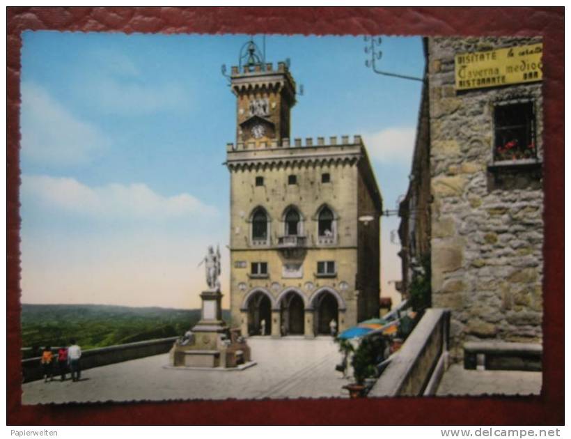 San Marino - Il Palazzo del Governo e statua della Liberta