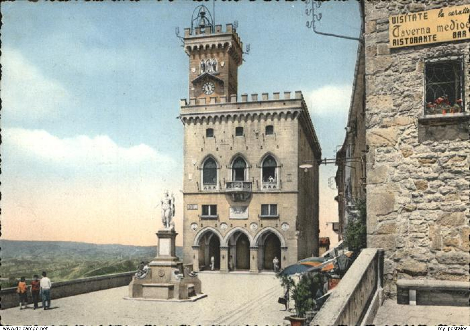 San Marino Palais du Gouvernement et statue de la Liberte