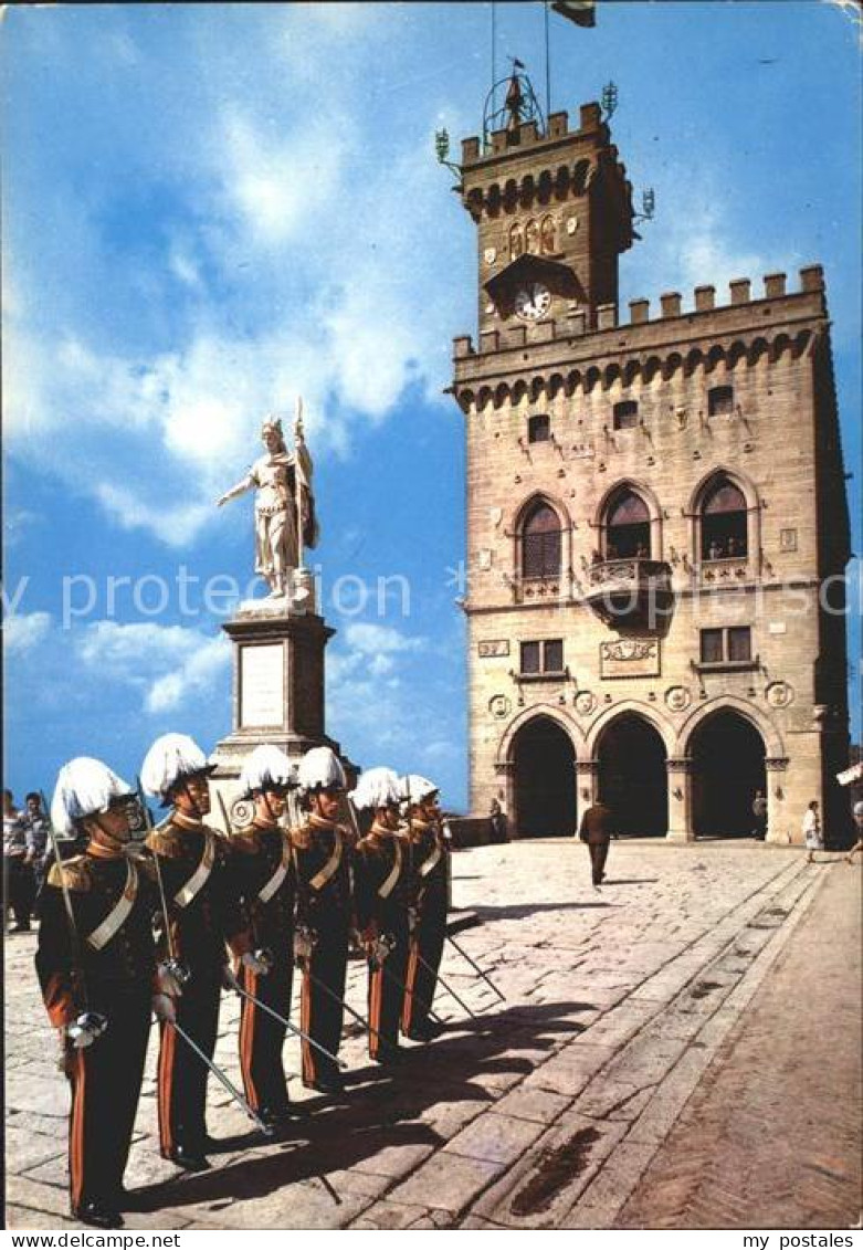 San Marino San Marino Palazzo del Governo mit Gardesoldaten