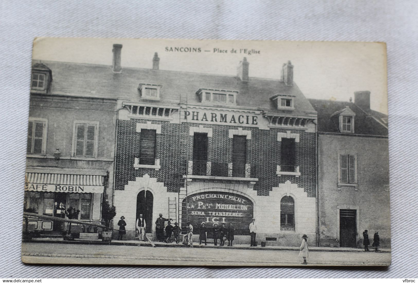 Sancoins, place de l'église, pharmacie, Cher 18