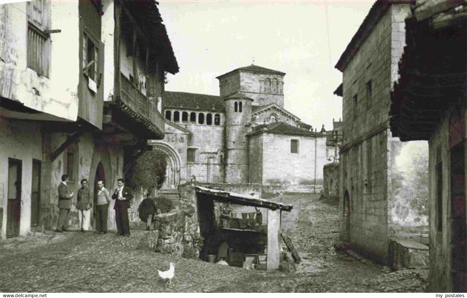 Santillana del Mar SANTANDER Cantabria ES Detalle de una calle Al fondo la Coleg