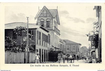São Tomé e Príncipe - SÃO THOMÉ - Um trecho da rua Matheus Sampaio - Ed. José Texeira Barboza - Bazar Africana
