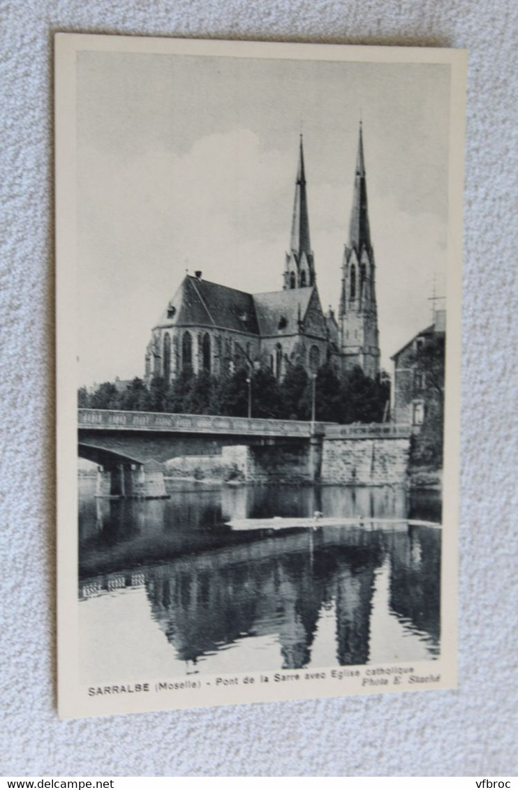 Sarralbe, pont de la Sarre avec église catholique, Moselle 57