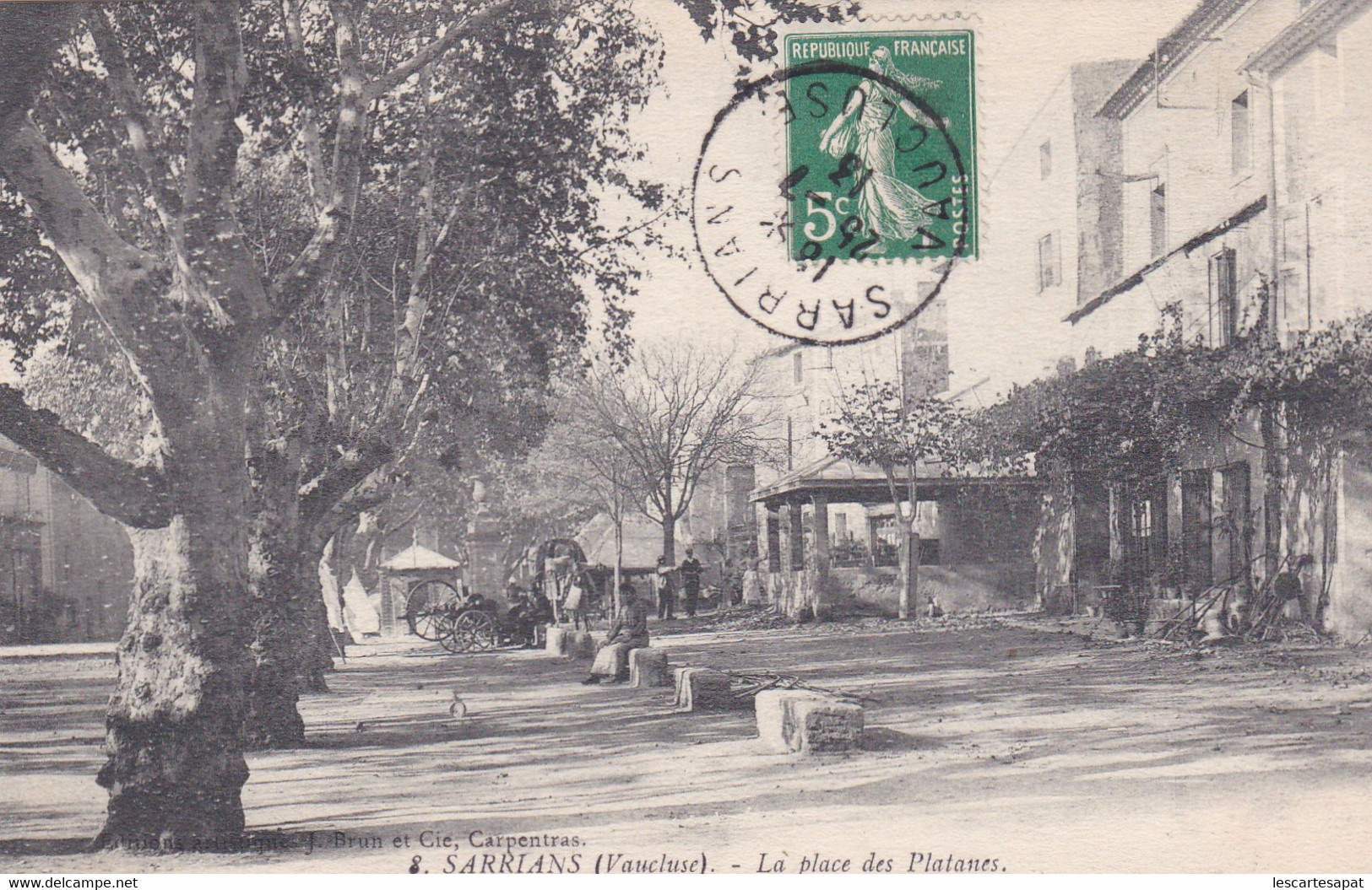 SARRIANS - La place des Platanes - 1913