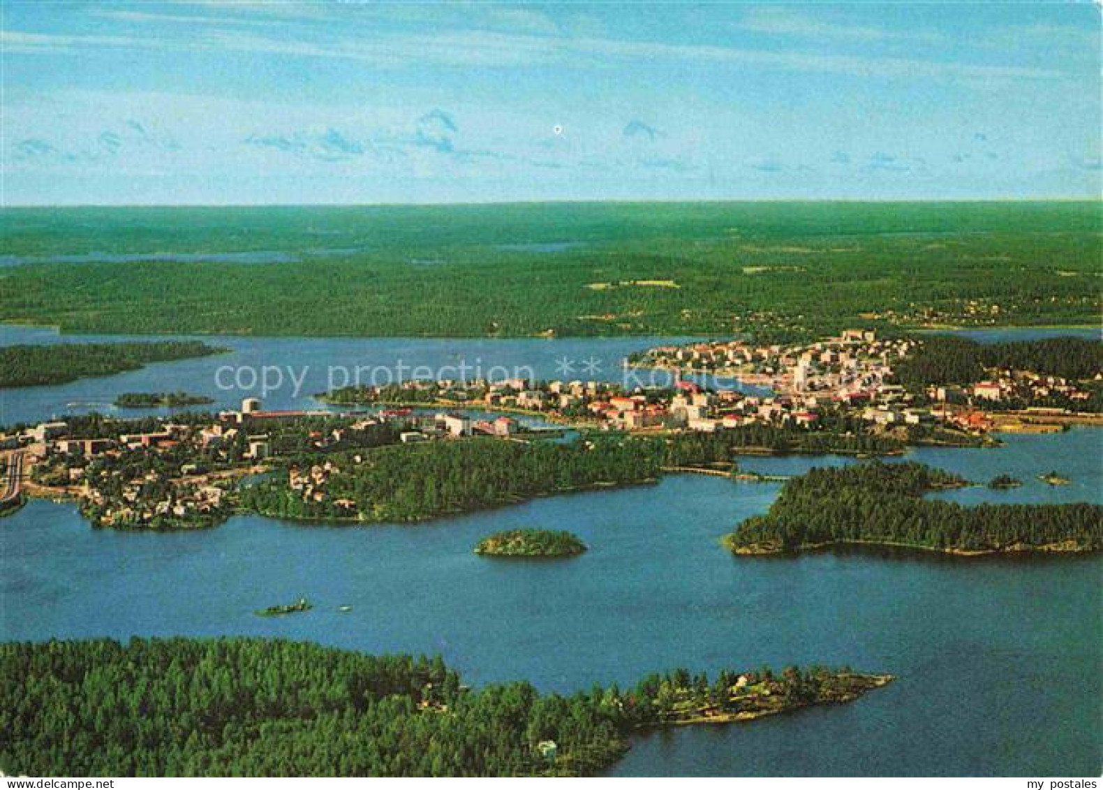 Savonlinna Soumi Fliegeraufnahme Seenlandschaft Stadtpanorama Inseln Wald Brueck