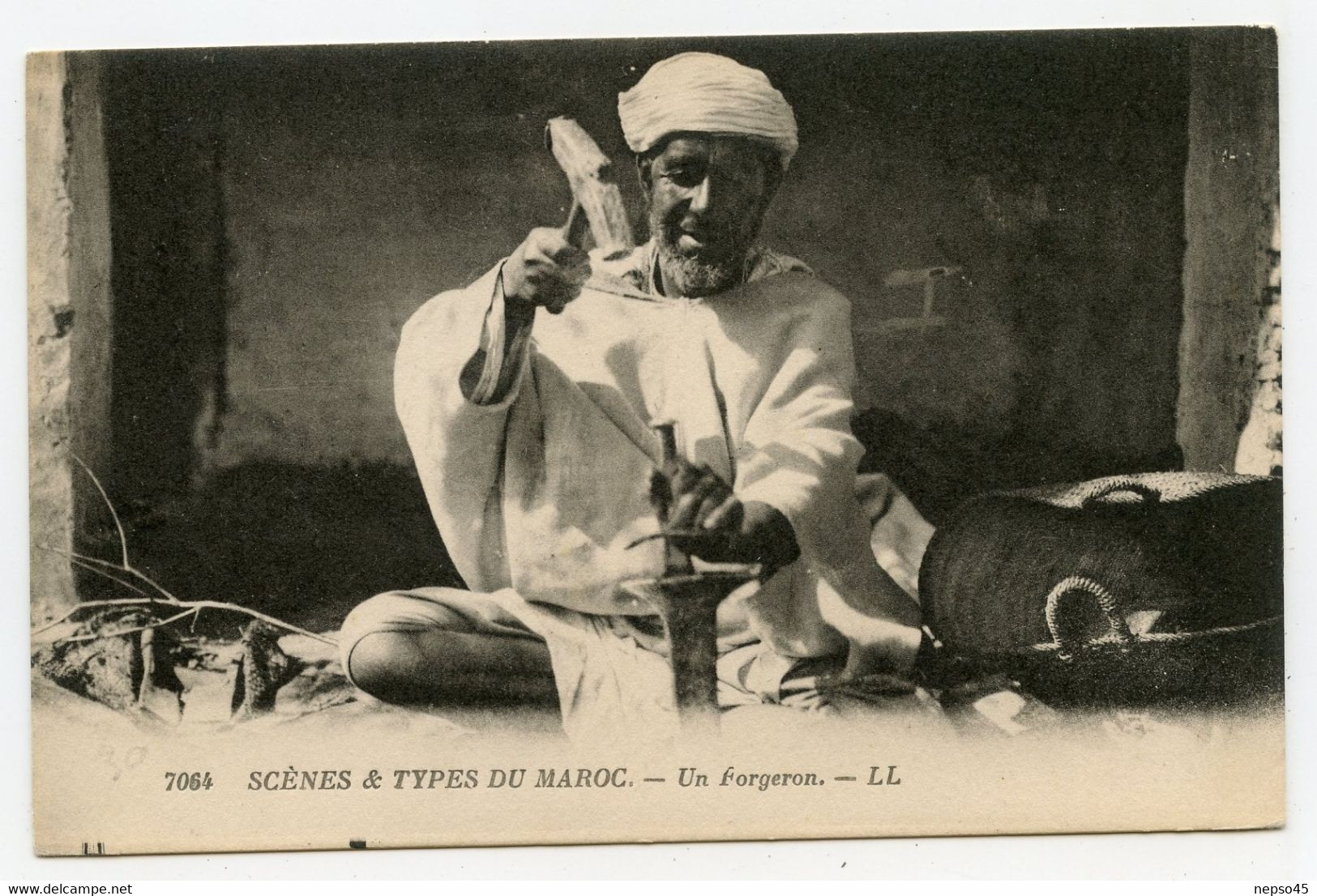 scène et type du Maroc.  " un forgeron en gros plan  "