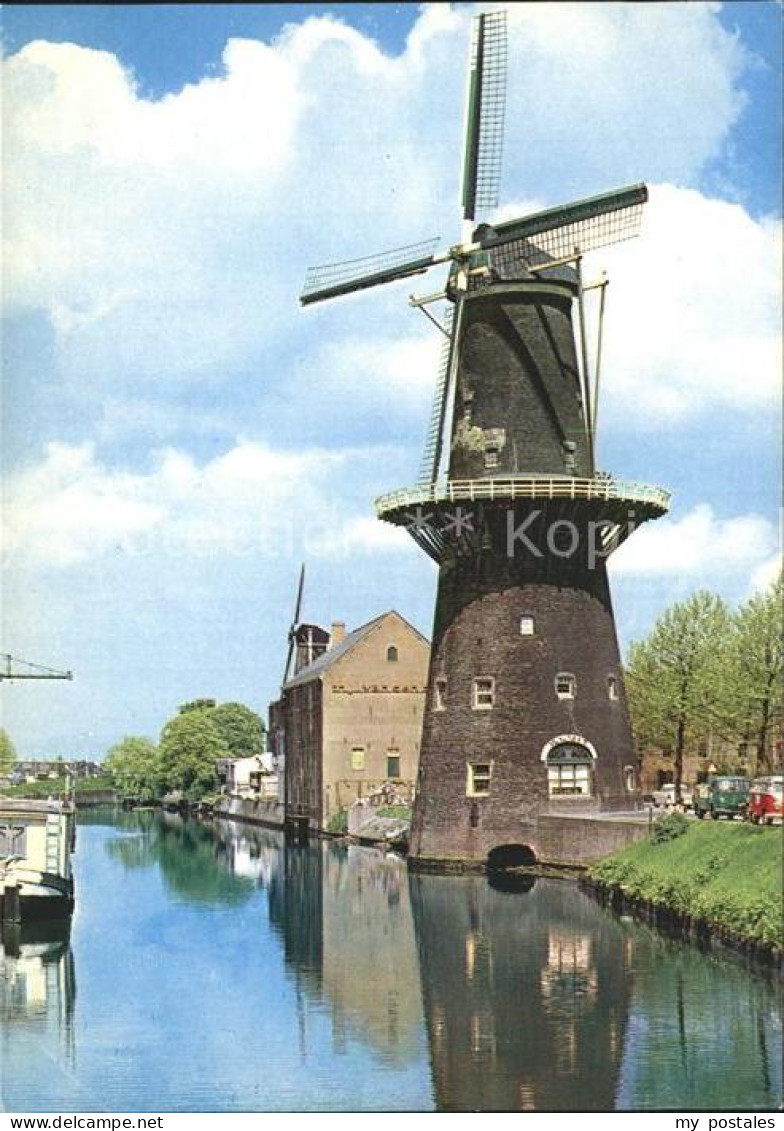 Schiedam Windmuehle am Kanal