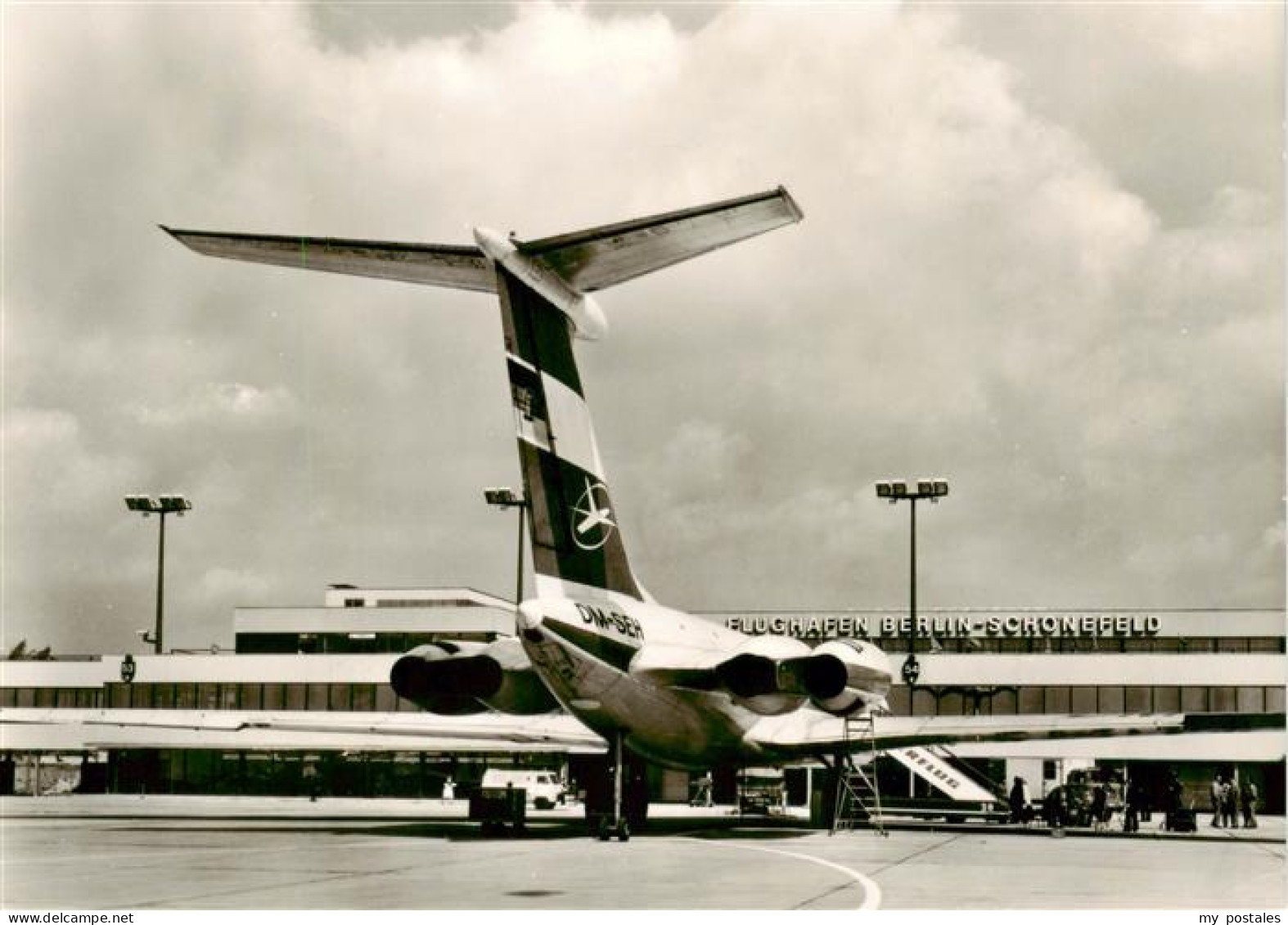 Schoenefeld Berlin Flughafen H 62 vor der neuen Passagierabfertigung