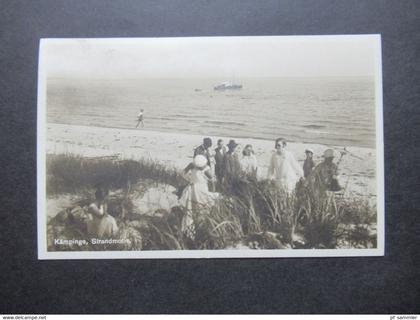Echtfoto AK 1920er Jahre Kämpinge, Strandmotiv / kleines Segelboot und Männer und Frauen am Strand