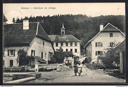 AK Diesse, Intérieur du village