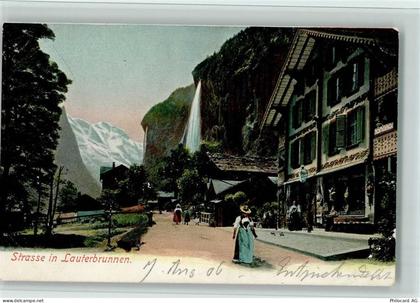 3822 Lauterbrunnen - Staubbach Strasse in Lauterbrunnen Spaziergängerinn... - 12113462