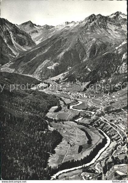 Lavin Panorama gegen Flueela Schwarzhorn Unterengadin