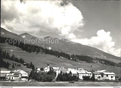 Madulain Ortsansicht mit Kirche Oberengadin