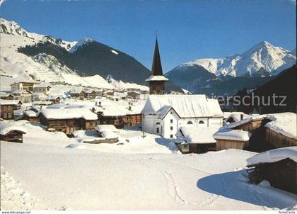 Rueras Ortsansicht mit Kirche und Piz Mundaun