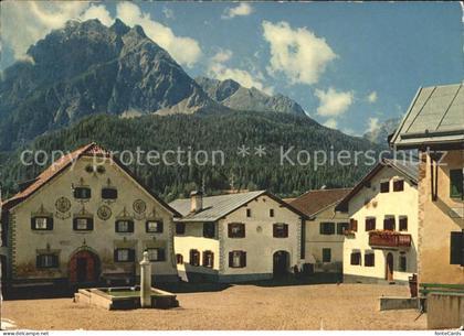 Scuol Tarasp Vulpera Dorfplatz Scuol mit Piz Pisoc