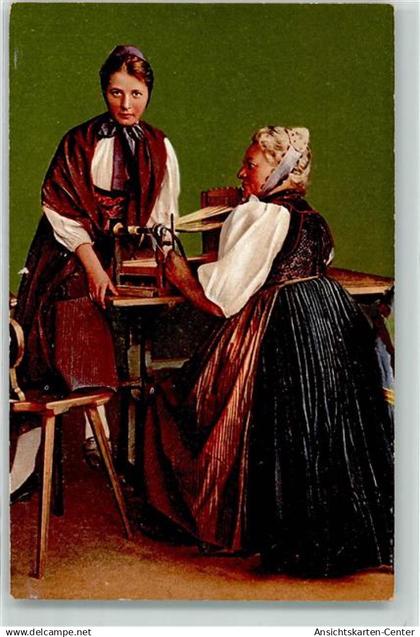 39372634 - Frauen am Webstuhl