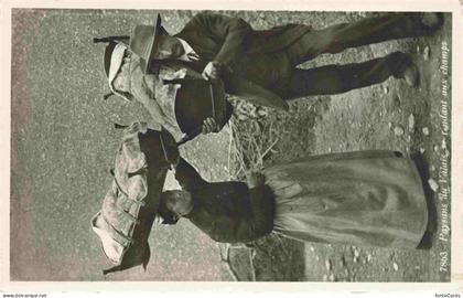 Valais Wallis Kanton VS Paysans du Valais se rendant aux champs