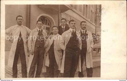 Zuerich Gruppenfoto Maenner im Kittel