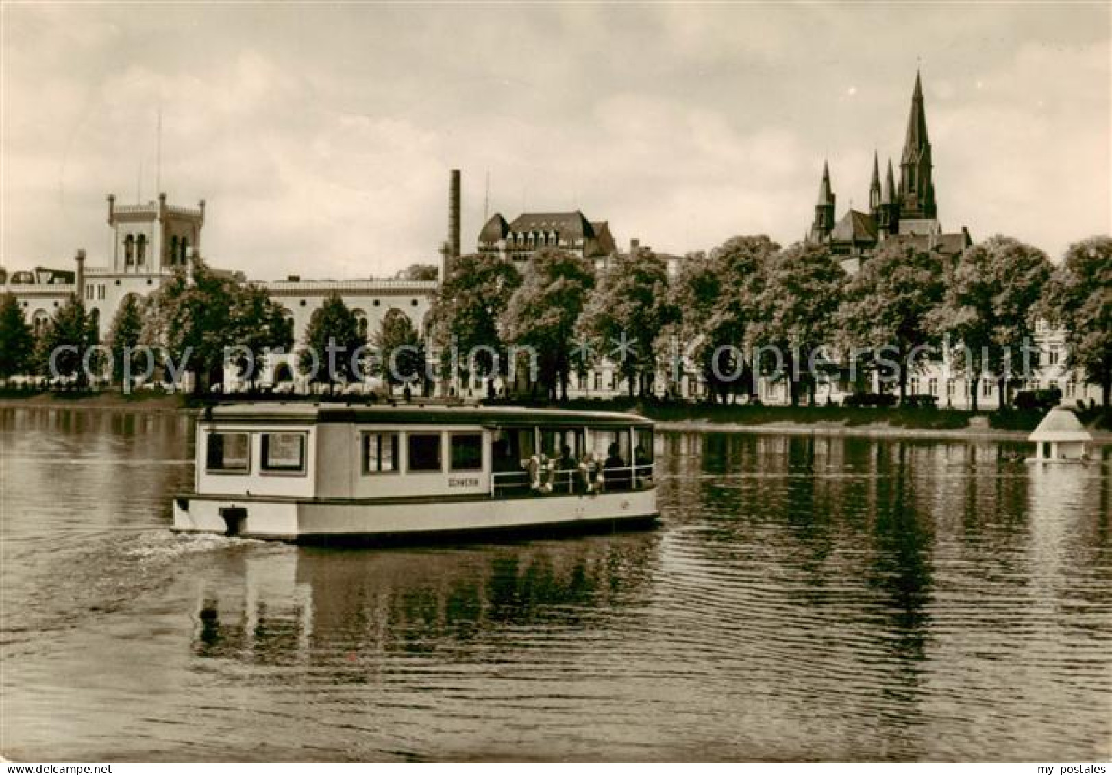 Schwerin  Mecklenburg Faehre Schwerin auf dem Pfaffenteich