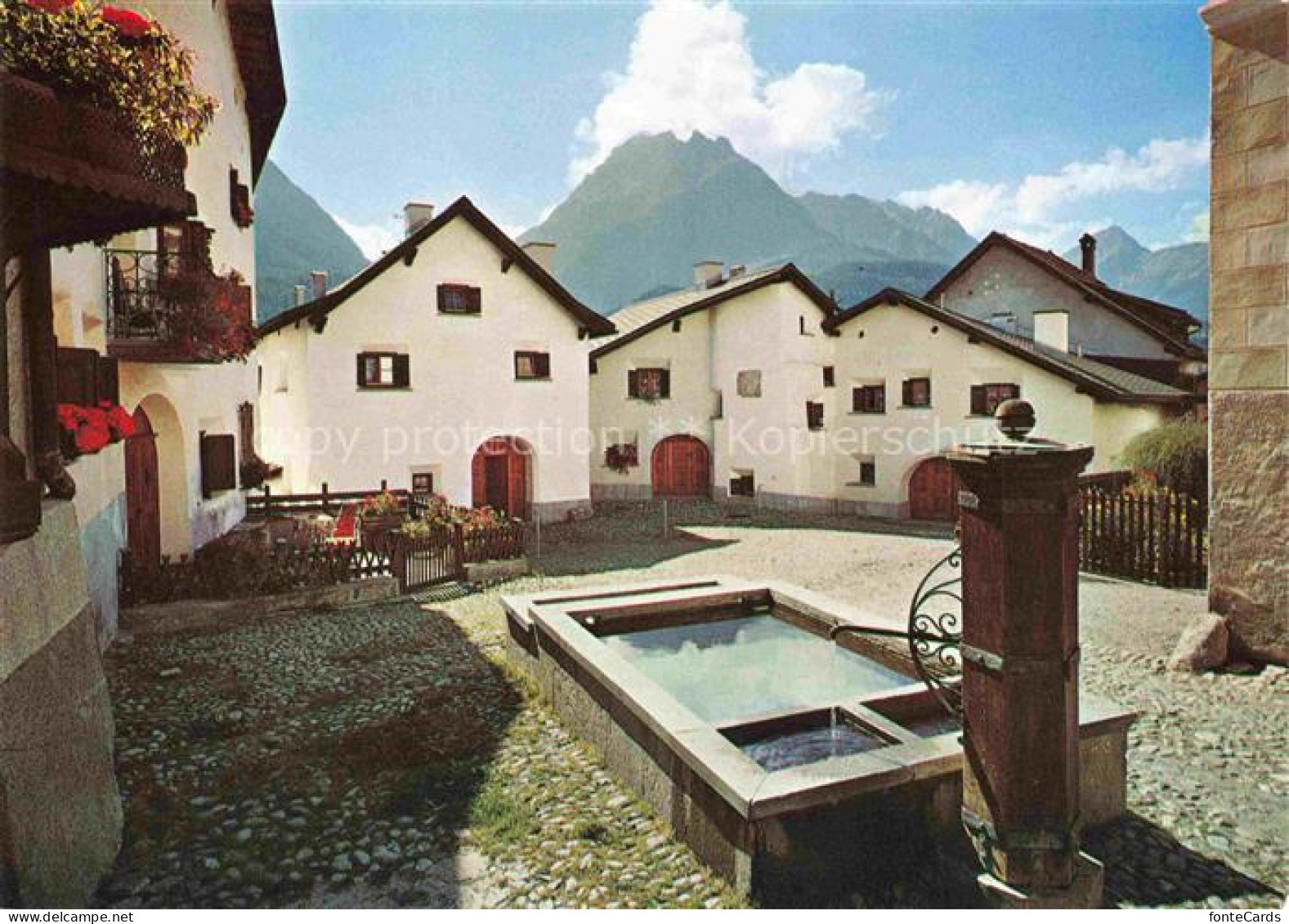 Scuol Schuls GR Plazzetta Scuol Bad-Scuol Brunnen Engadinerhaus Dorfplatz Untere