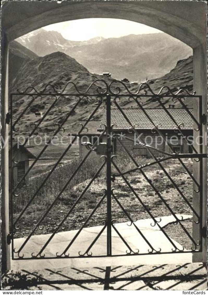 Selva Tujetsch Eingang zur Kirche Oberalpkette