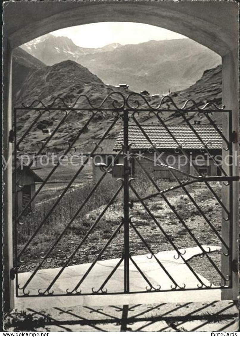 Selva Tujetsch Eingang zur Kirche Oberalpkette