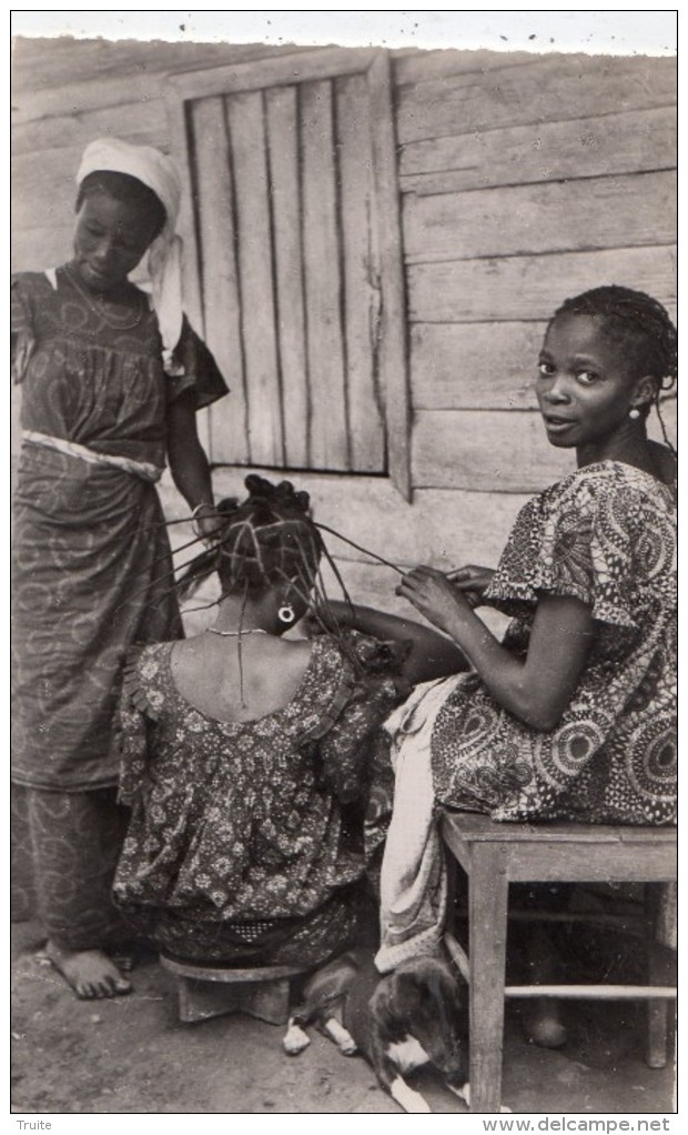 SENEGAL DAKAR FEMMES SE COIFFANT  (THEME COIFFURE )