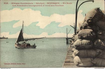 CPA Rufisque Senegal, En Rade Les Arachides transportes a bord des Navires