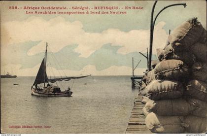 CPA Rufisque Senegal, En Rade Les Arachides transportes a bord des Navires