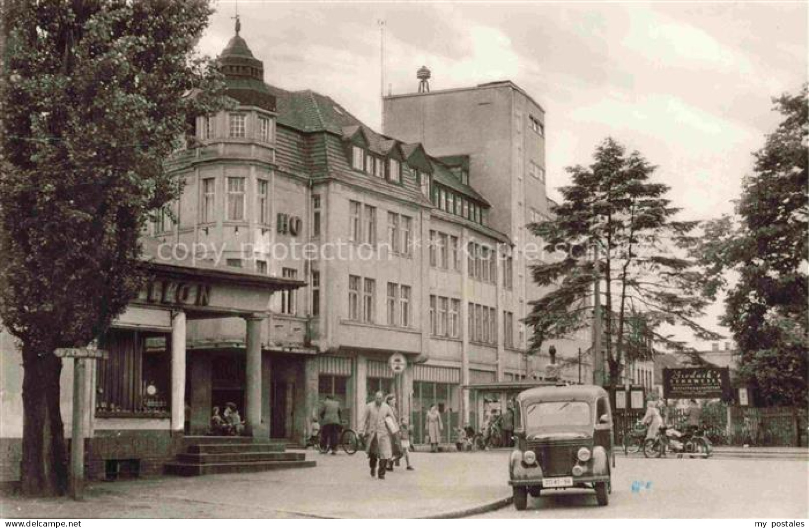 Senftenberg  Niederlausitz Brandenburg Hotel Strassenszene Passanten Automobil J