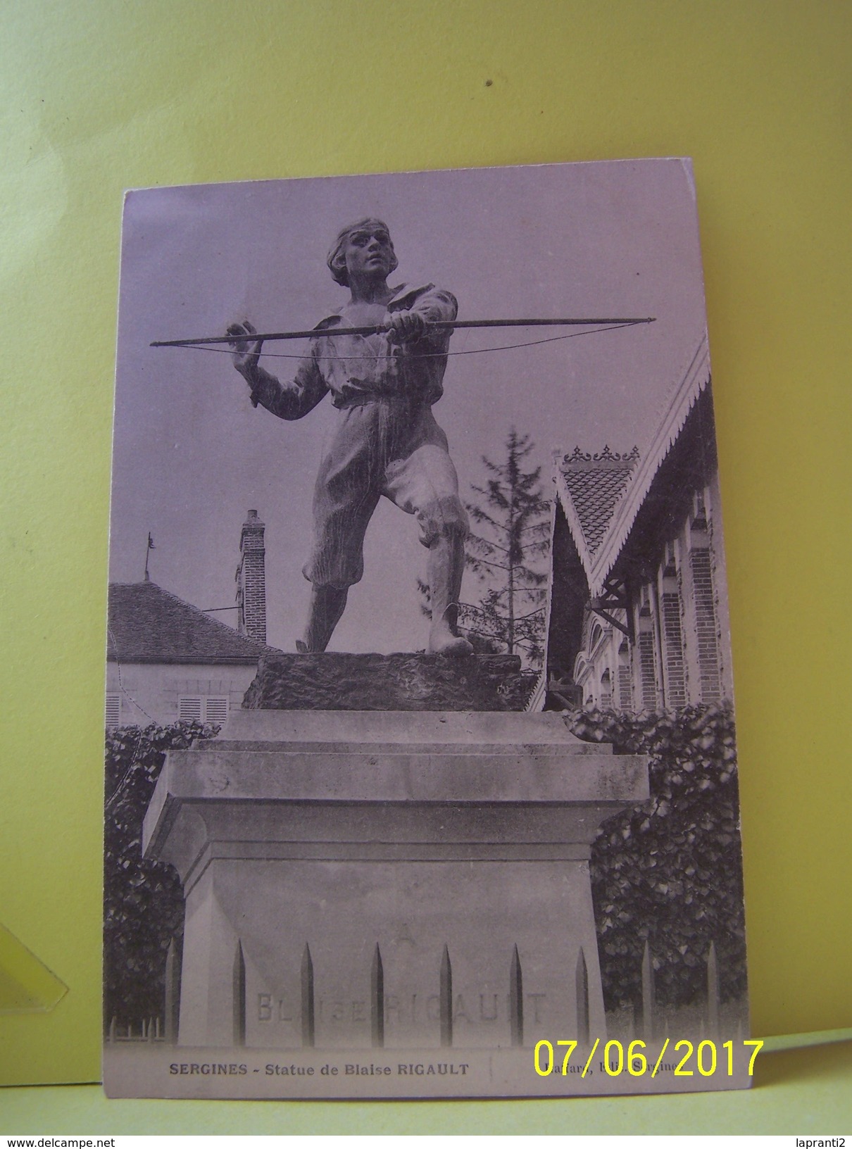 SERGINES (YONNE) STATUE DE BLAISE RIGAULT.
