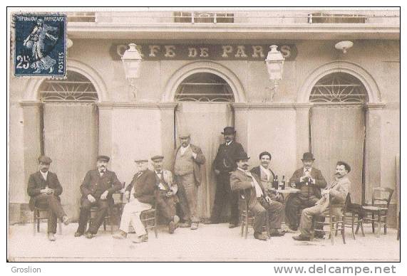 SIGEAN (AUDE) CARTE PHOTO DU CAFE DE PARIS 1908  (BELLE ANIMATION PERSONNAGES ASSIS)