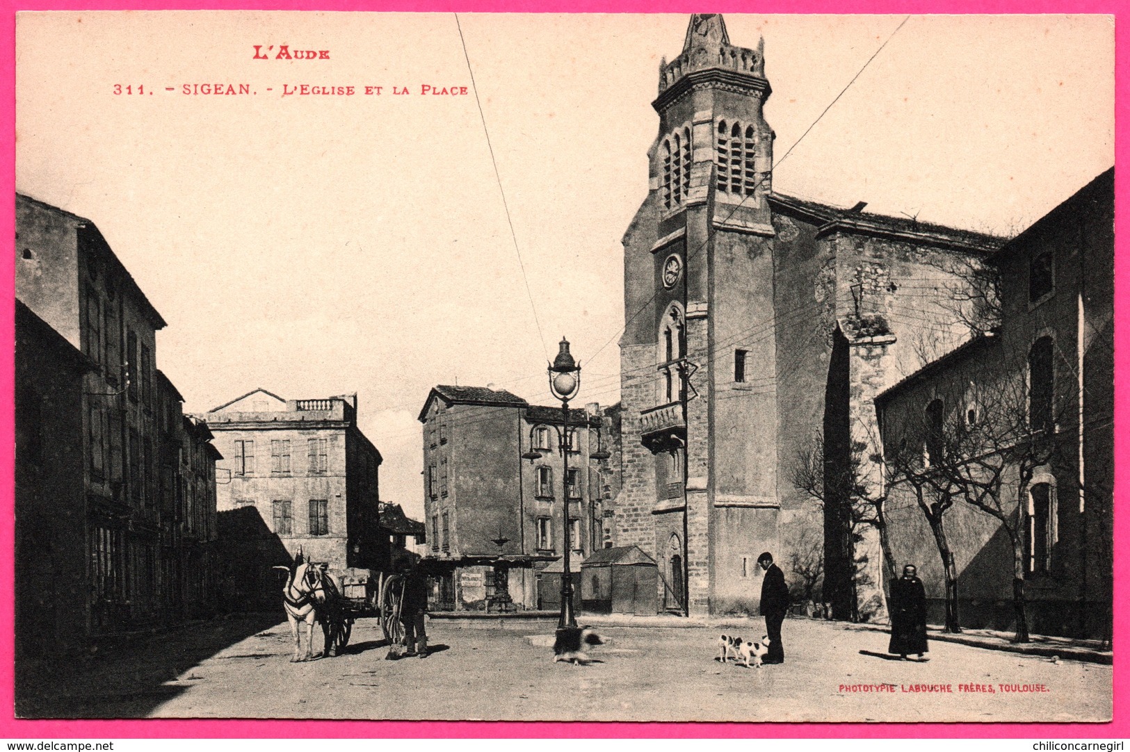 Sigean - L'Eglise et la Place - Horloge - Attelage - Chiens - Animée - Phototypie LABOUCHE Frères