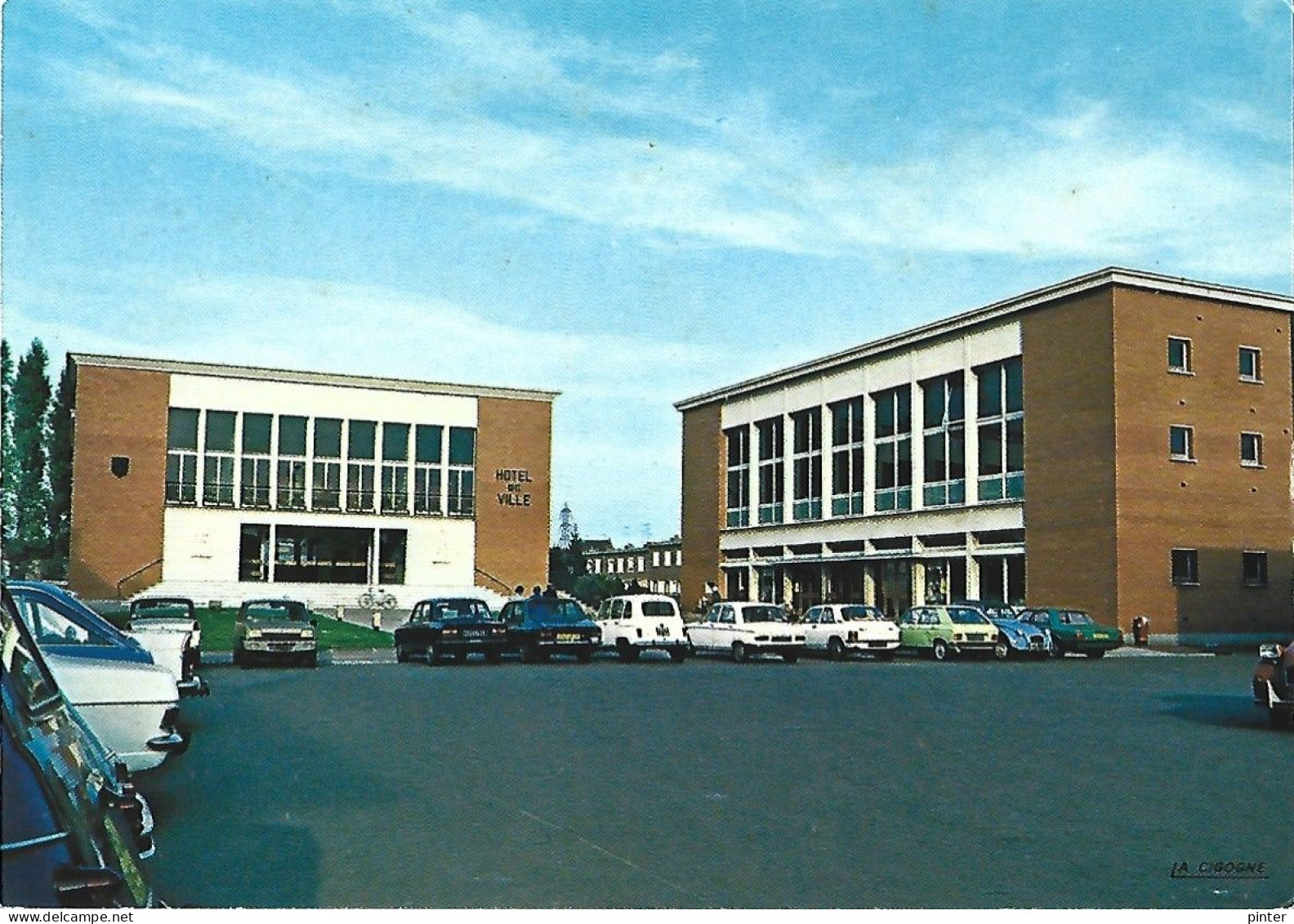 SIN LE NOBLE - L'Hôtel, la place