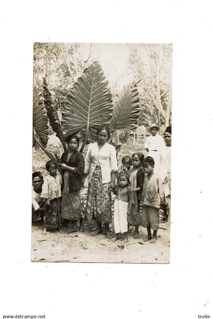 SINGAPOUR MALAISIE  GROUPE DE PERSONNES ( CARTE PHOTO )