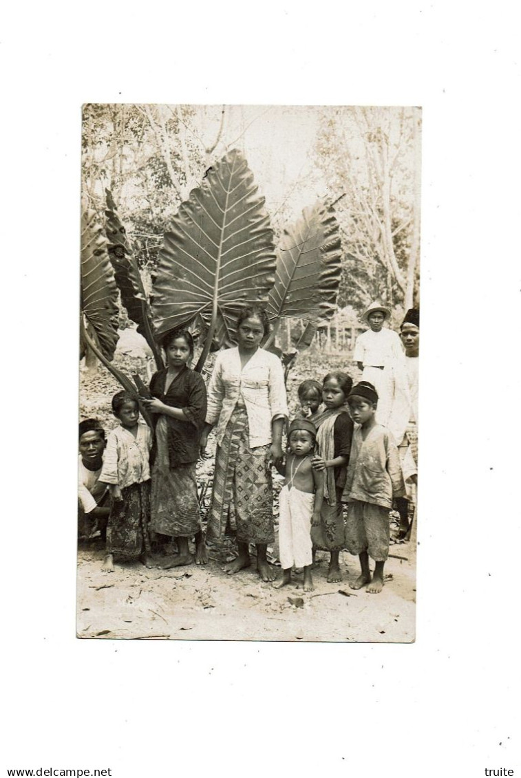 SINGAPOUR MALAISIE  GROUPE DE PERSONNES ( CARTE PHOTO )
