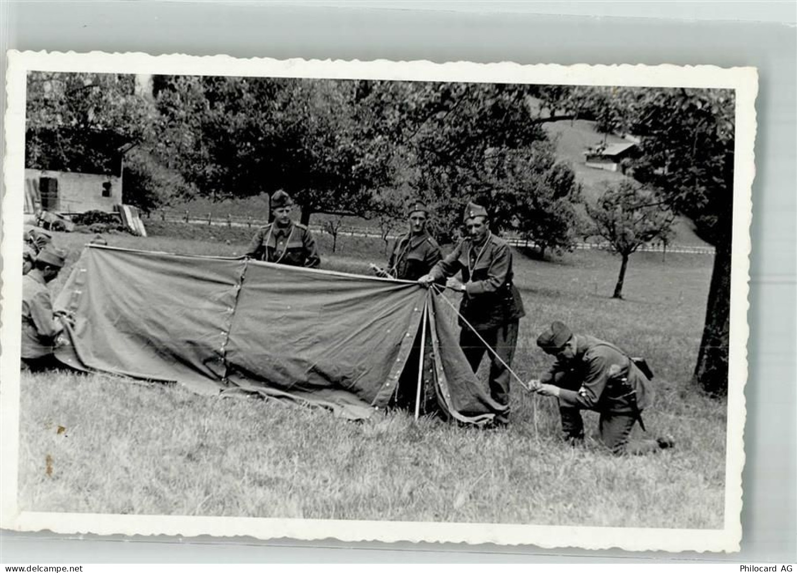 Soldaten in Uniform bauen ihr Zelt auf Militär Schweiz Privatfoto AK - 38162722