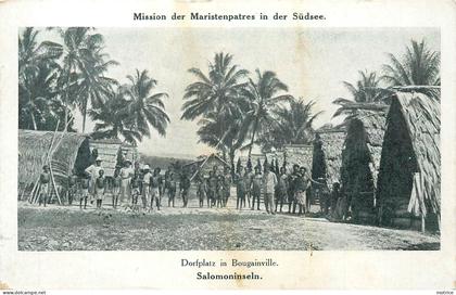MISSION DER MARISTENPATRES IN DER SÜDSEE - Dorfplatz in Bougainville, Salomoninseln.