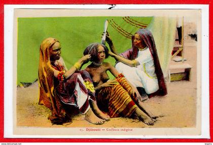 AFRIQUE --  SOMALIE - DJIBOUTI -- coiffeuse indigène