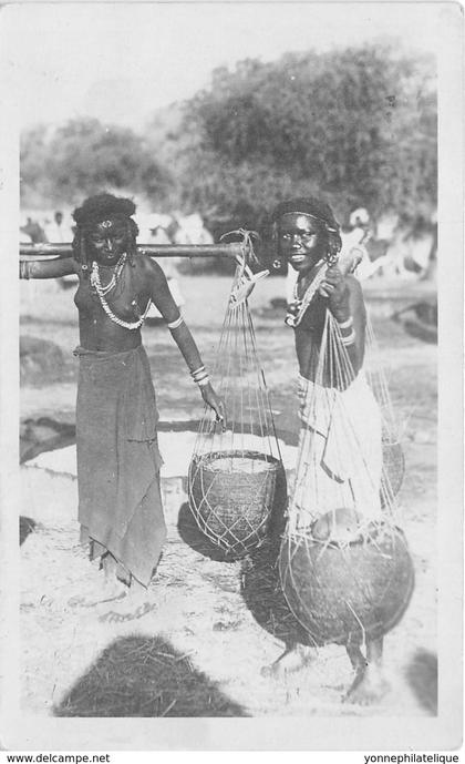 Somalie / 11 - Youth at the wall