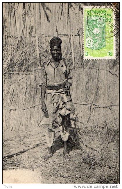 SOMALIE SOLDAT ? AVEC SON FUSIL