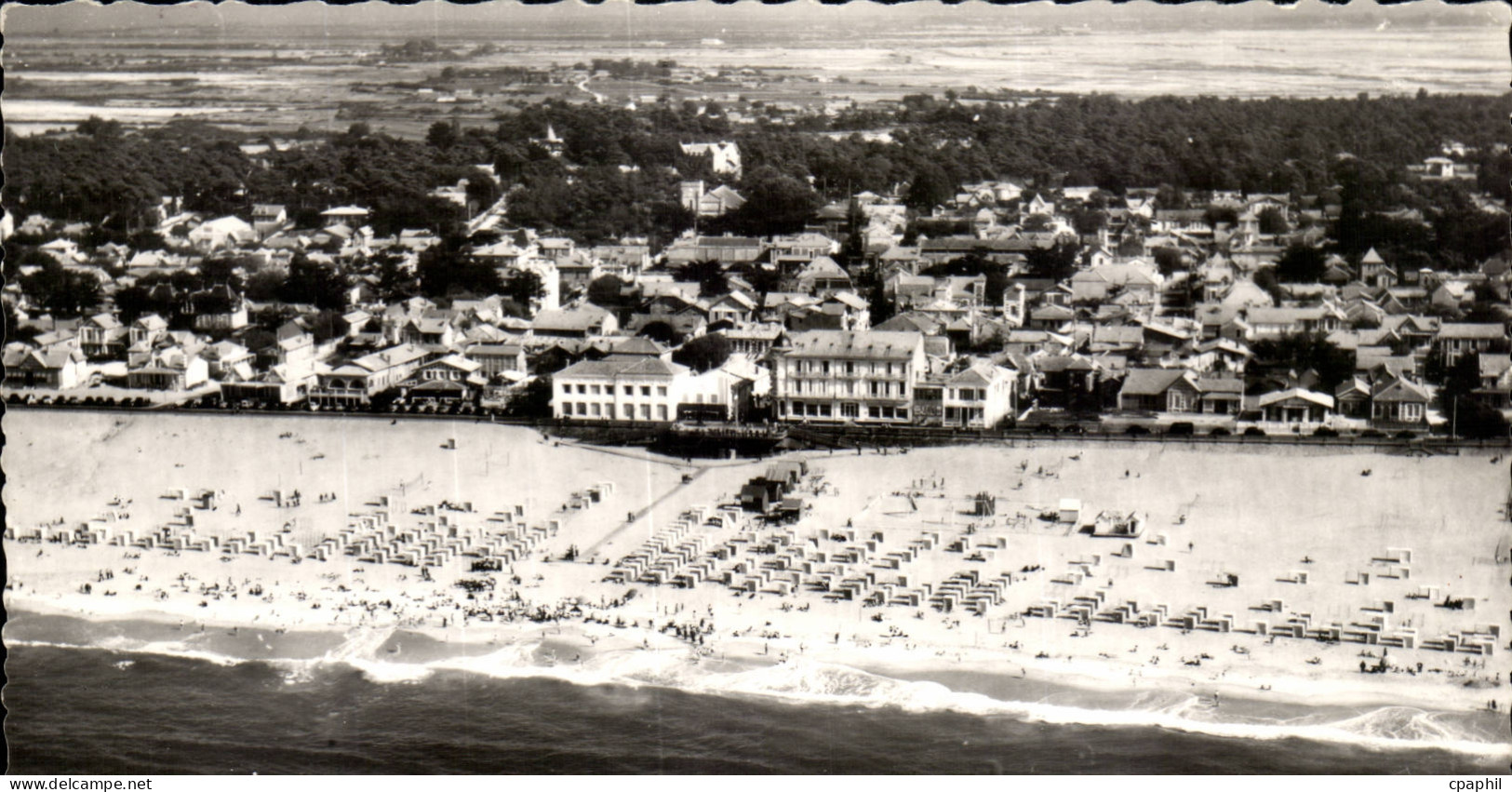 Soulac sur Mer CPM Vue generale sur la ville et la plage