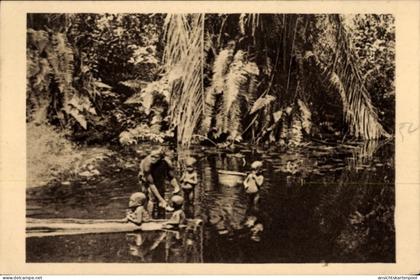 CPA Gabun, Kinder beim Bade im Fluss