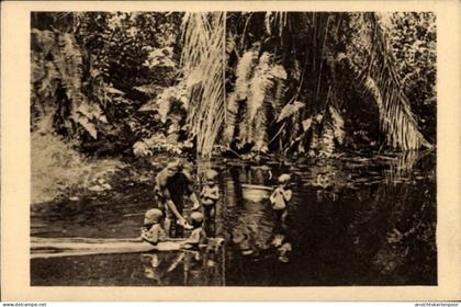 CPA Gabun, La baignade dans un Marigot