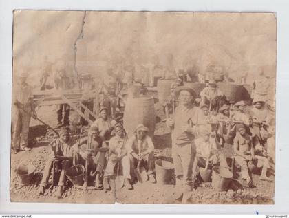 OUDE FOTO 19 X 14 CM   MIJNWERKERS IN ZUID AFRIKA  !!!!!!!!!!  FOTO MET SCHEUR